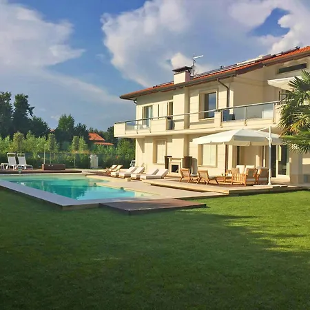 Luxurious Modern With Refreshing Pool *